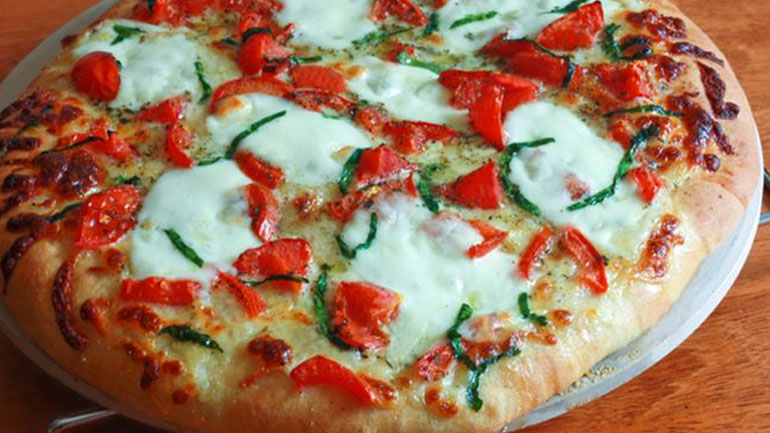 Νόστιμη πίτσα μαργαρίτα με εύκολη ζύμη